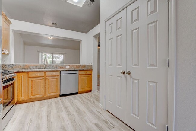 Building Photo - Beautiful 2 Bedroom Home Backing to Greenbelt