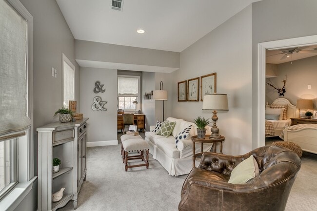 Building Photo - Pinnacle Park Townhomes -- Furnished, Utilities Included