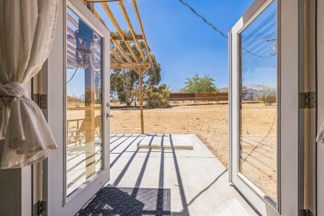 Building Photo - 3 Bedroom 1.5 Bath Modern Farmhouse near JT National Park * MOVE IN SPECIAL*