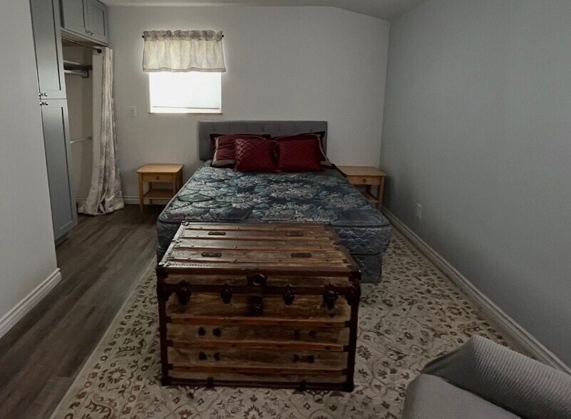 Building Photo - 813 Pinon Ln