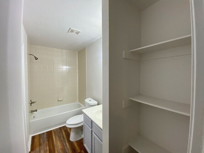Building Photo - Washer/Dryer Included – Move-In Ready Home in Hills of Shaenfield!