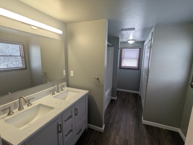 Building Photo - 520 E Washington St