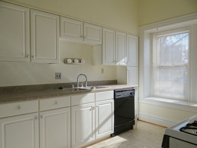 Building Photo - Charming 3 BD/2 BATH right across the stre...