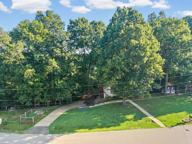 Building Photo - Pet Friendly Three Bedroom!
