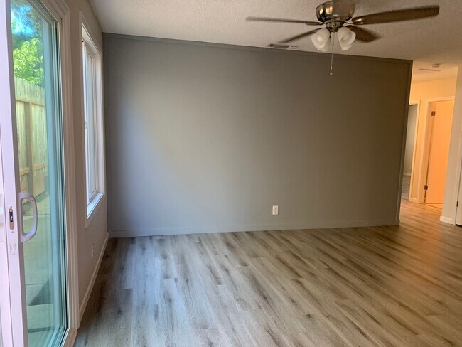 Building Photo - 5417 E Knoll Dr