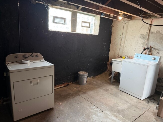 Building Photo - Charming 2BR/1Bath House! Section 8 ONLY!