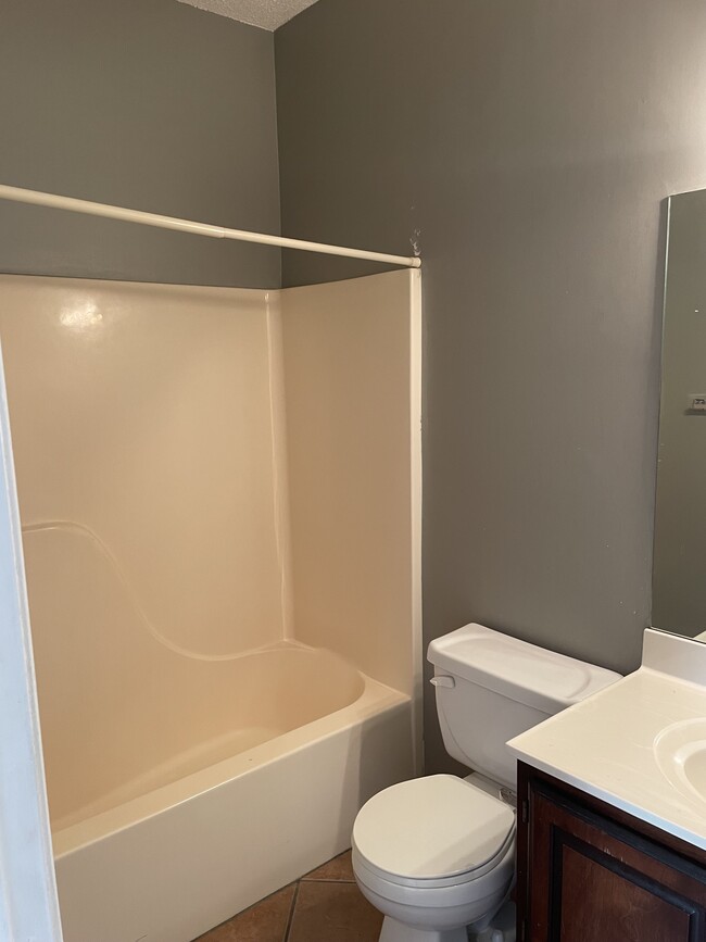 En-suite bathroom with tub/shower combo - 385 Old Epps Bridge Rd