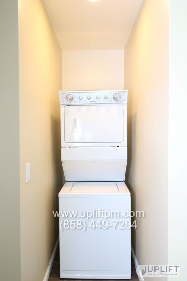 Building Photo - 7th St (318-24) (Ramona)