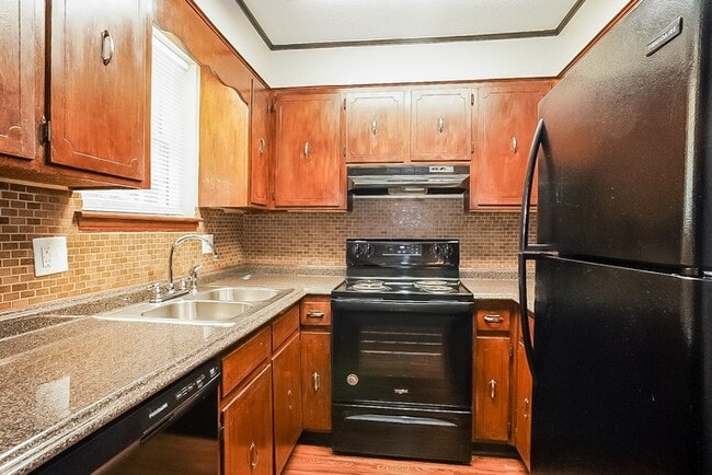 Building Photo - 3 Bedroom Brick Home