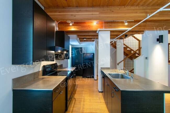 Building Photo - 318-320 W Myrtle