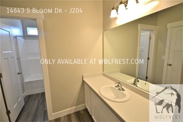 Building Photo - Stunning 3 Bedroom Herriman Condo! No Depo...