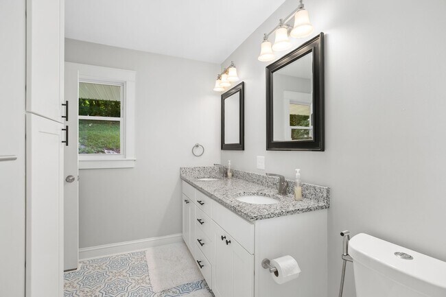 Building Photo - Ardmore Townhome Available Now