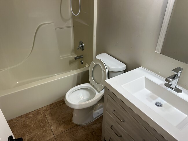 Building Photo - 3205 Turtle Creek Rd