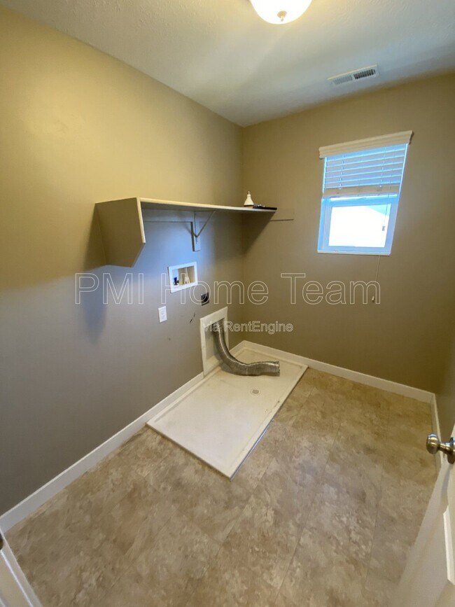 Building Photo - 972 Stonehaven Dr