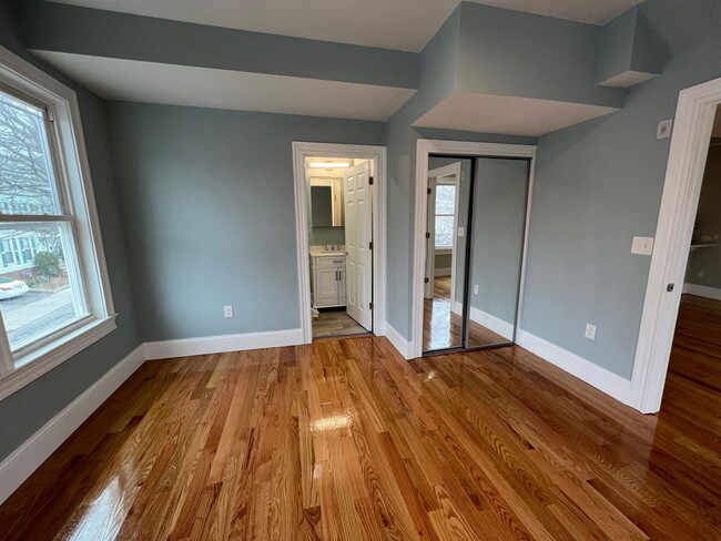 Building Photo - Large 2 Bedrooms Plus a Bonus Room. 2 Full...