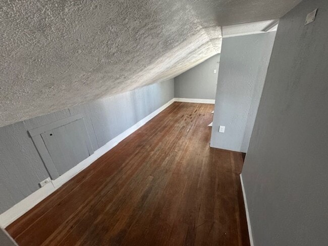 Building Photo - 3 Bedroom, 1 Bathroom Home - Located near ...