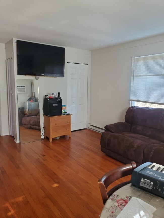 Building Photo - Move-In Ready: Awesome 1-Bed, 1-Bath Apart...