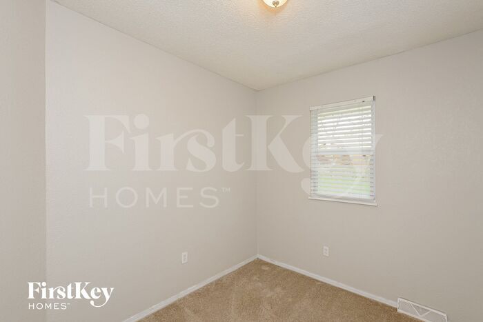 Building Photo - 11931 Smalley Ave