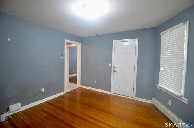 Building Photo - 807 Brewster St