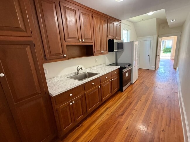 Building Photo - Spacious 3BR / 2BA apartment with ensuite bath and in-unit laundry