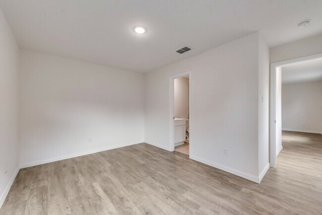 Building Photo - 712 W 19th St