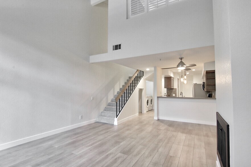 Building Photo - 1050 Seco St