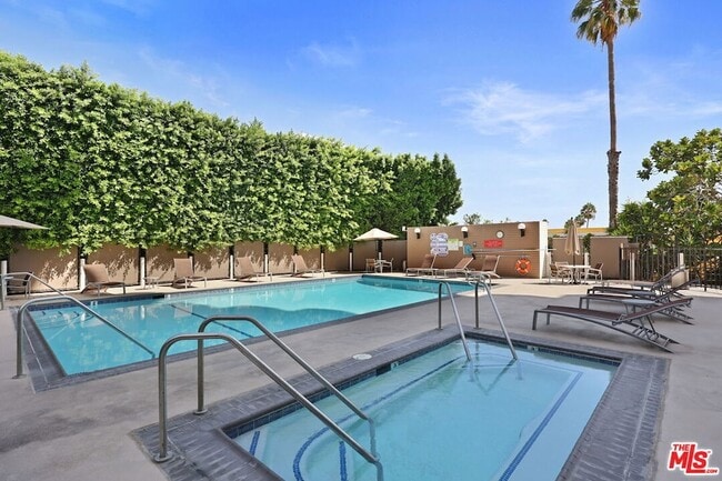 Building Photo - 7250 Franklin Ave