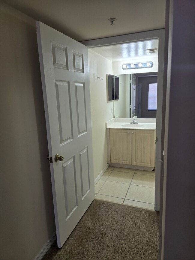 Building Photo - 3/2 2nd Floor Condo AVAILABLE NOW!