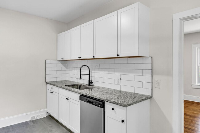Building Photo - 1320 W Friendly Ave