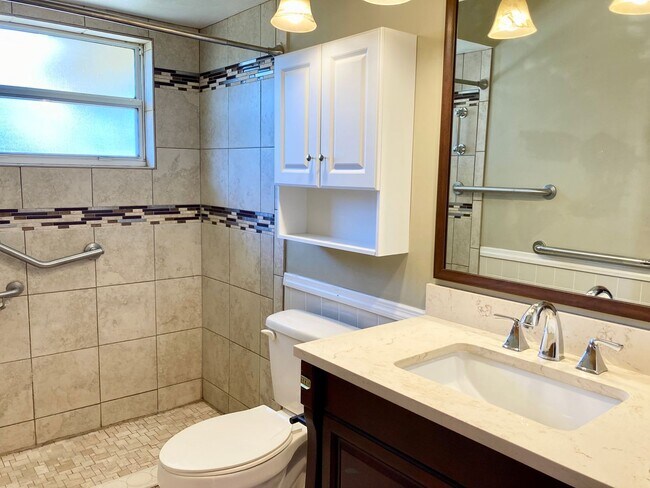 Building Photo - Available soon! 2 bedroom, 1.5 bath home w...
