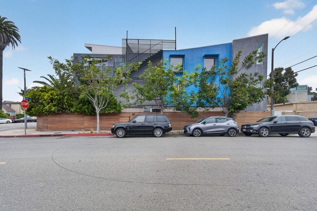 Building Photo - Modern and Custom 3 Bed + 4 Bath Venice Home with Rooftop Views!