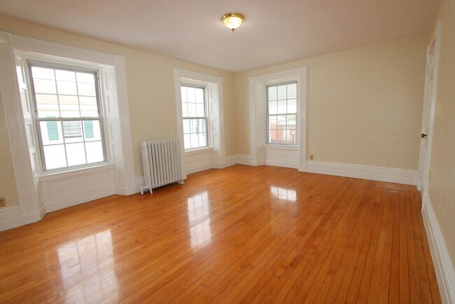 Building Photo - 122 Elm St
