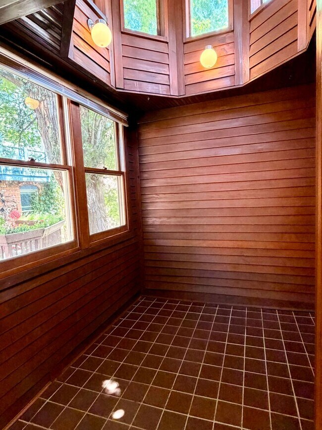 Building Photo - Two Bedroom PLUS Bonus Room on the West End of Pearl Street