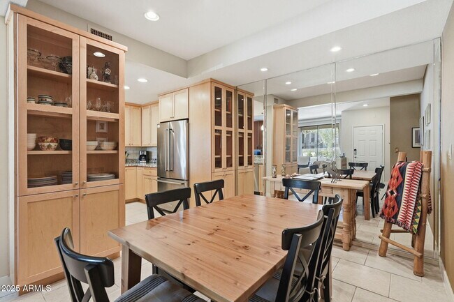 Building Photo - 9708 E Vía Linda