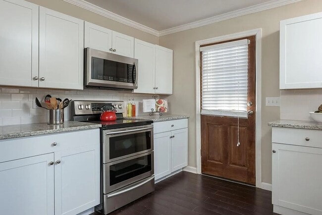Building Photo - Cozy 2BR Home —1 minute from North Shore /...