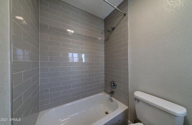 Building Photo - 908 E Pasadena Ave