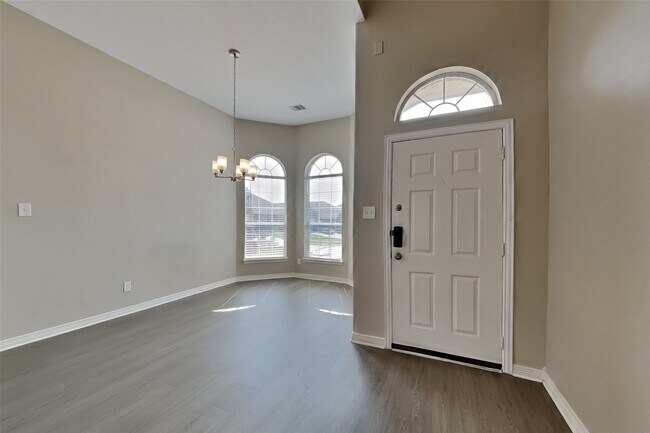 Building Photo - 8000 N Tarrytown Crossing Dr