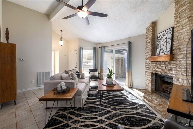 Building Photo - Freshly Renovated! Great Location! Such a sweet home