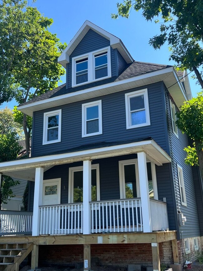 Primary Photo - Stunning 5-Bedroom Home