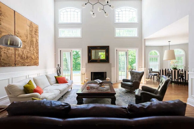 Building Photo - 19 Old School House Ln