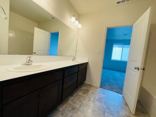 Building Photo - Charming 3 Bed/2 Bath Single Family Home i...