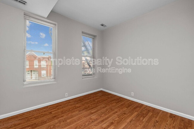 Building Photo - 3021 Iowa Ave