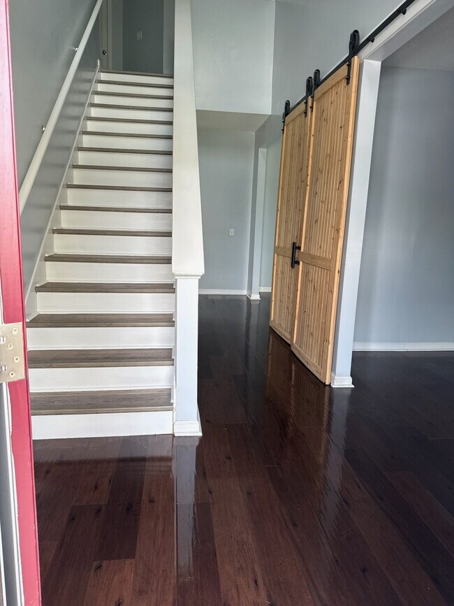 Building Photo - Large 5 bed home in excellent condition on...
