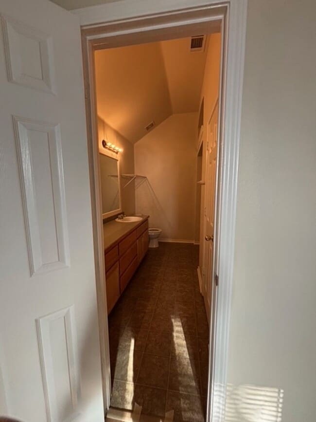 Building Photo - Charming 3 Bedroom, 2 Bath Home – Move-In Ready!