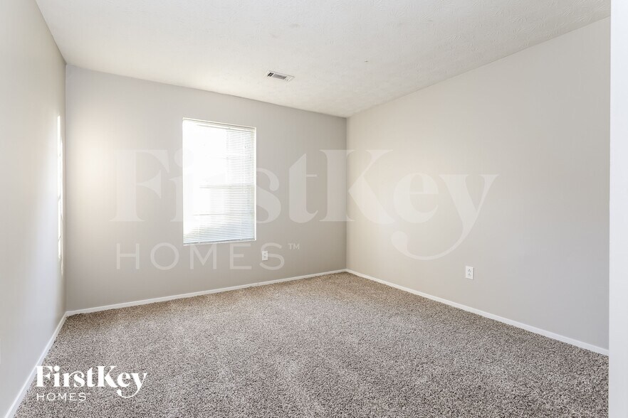 Building Photo - 206 Red Oak Dr