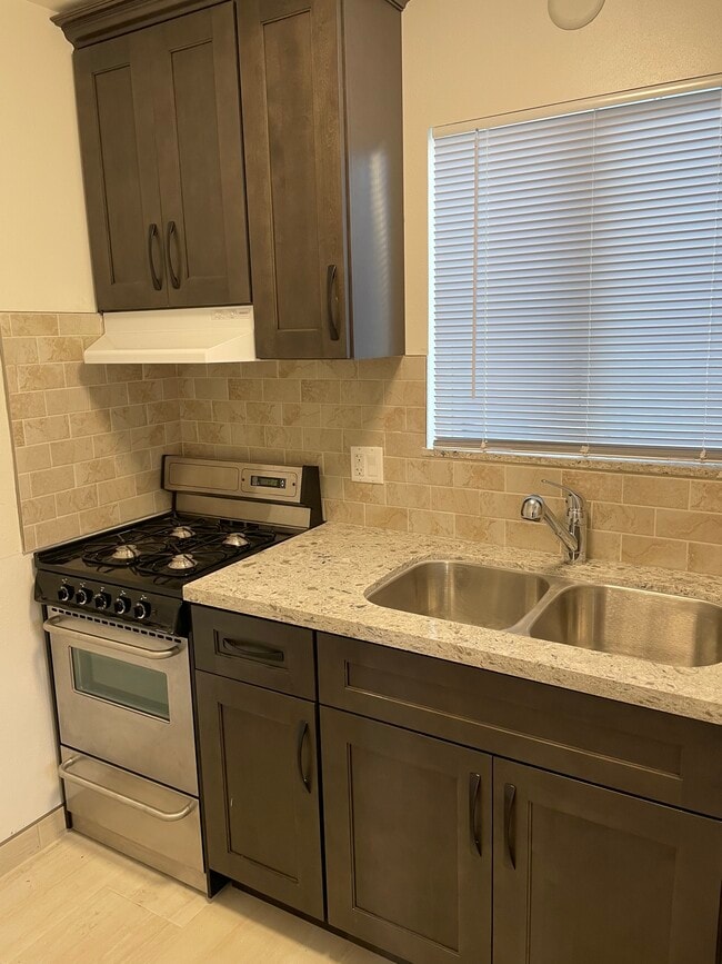 Building Photo - 114 W B St