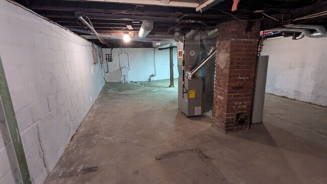 Building Photo - Charming 3 bedroom/1 bath home in the heart of Akron!