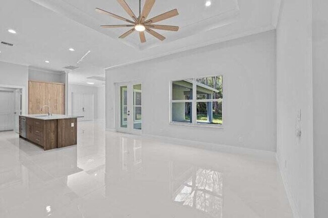 Building Photo - 419 SW Namoit Pl