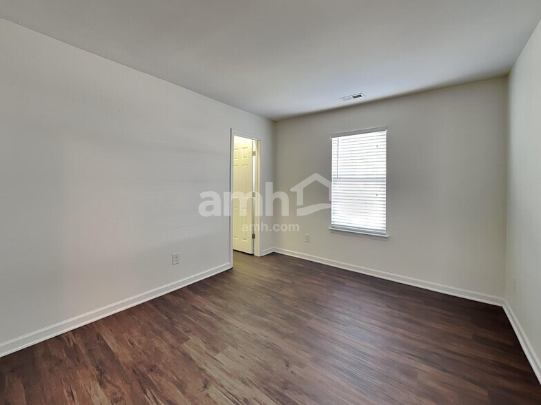 Building Photo - 4404 Wolf Run Dr
