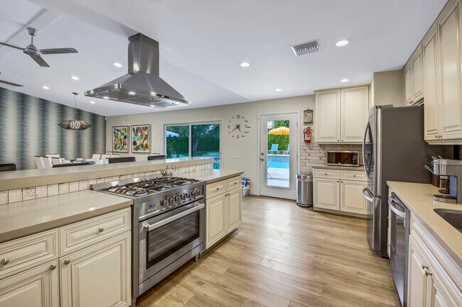 Building Photo - 2230 Tamarisk Rd